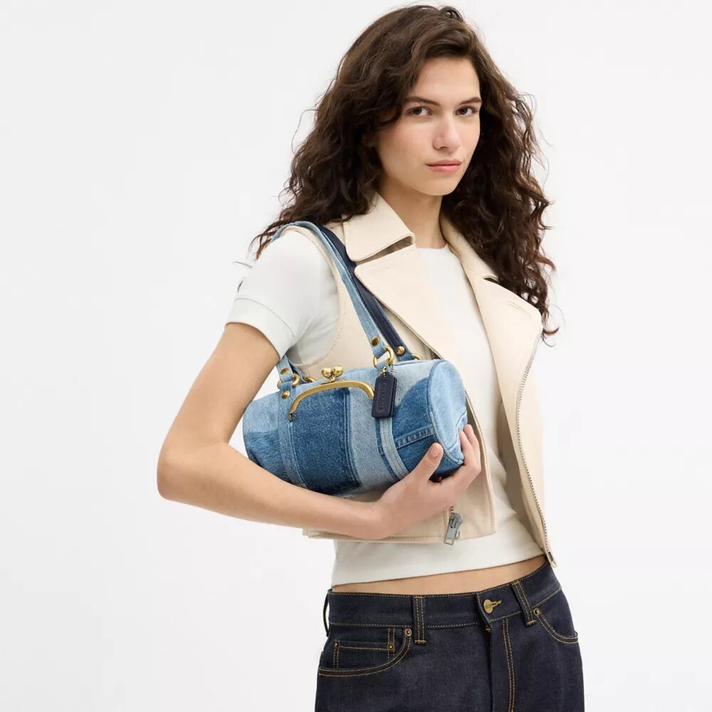Kisslock Barrel-tas 28 van hergebruikt denim