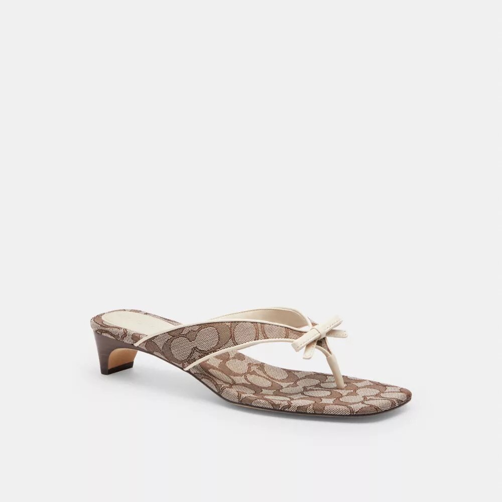 Kitten-hak met strikbandje in kenmerkend jacquard