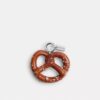 Kleine pretzel-bedel voor schoenen