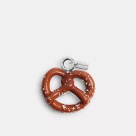 Kleine pretzel-bedel voor schoenen