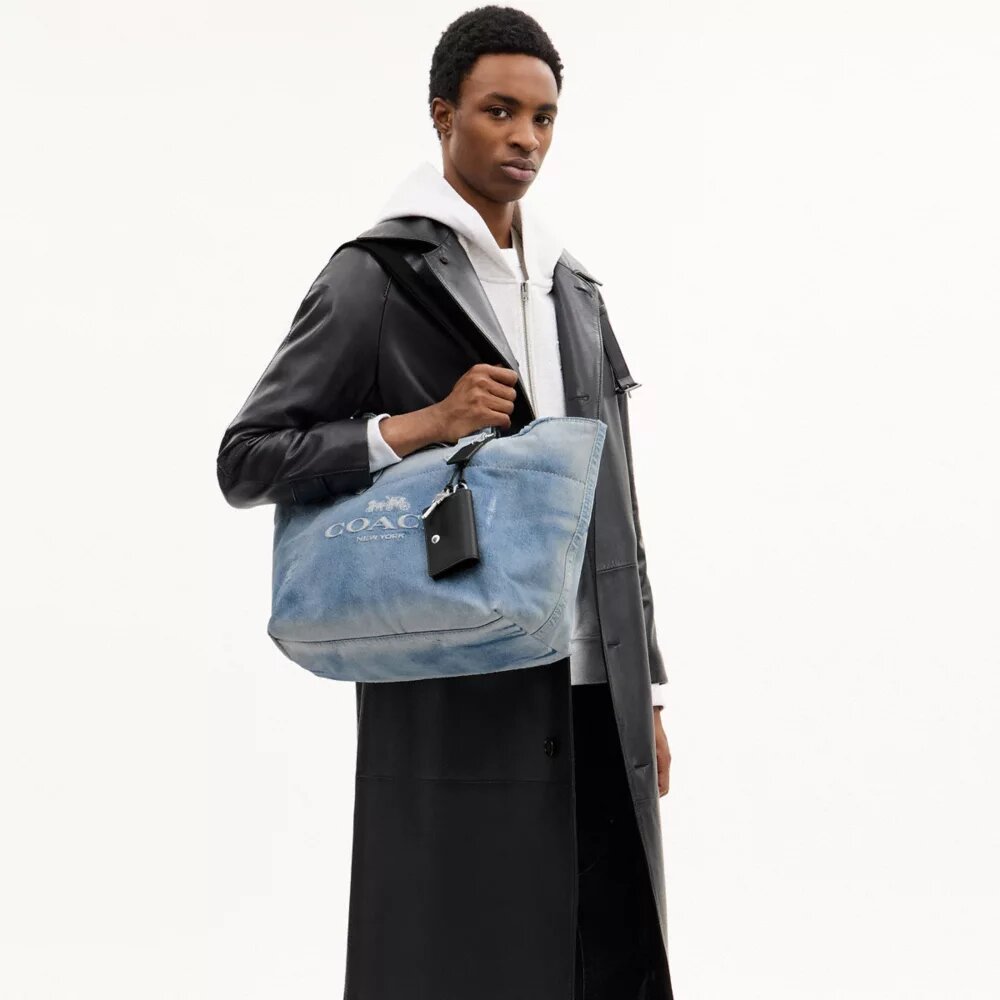 Kleine 'Tour'-Tote bag van 'Loved Denim' met bedels