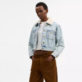 Kort Heritage C-denim truckerjas van biologisch katoen met schapenvachtkraag