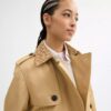 Korte trenchcoat met kenmerkende kraag