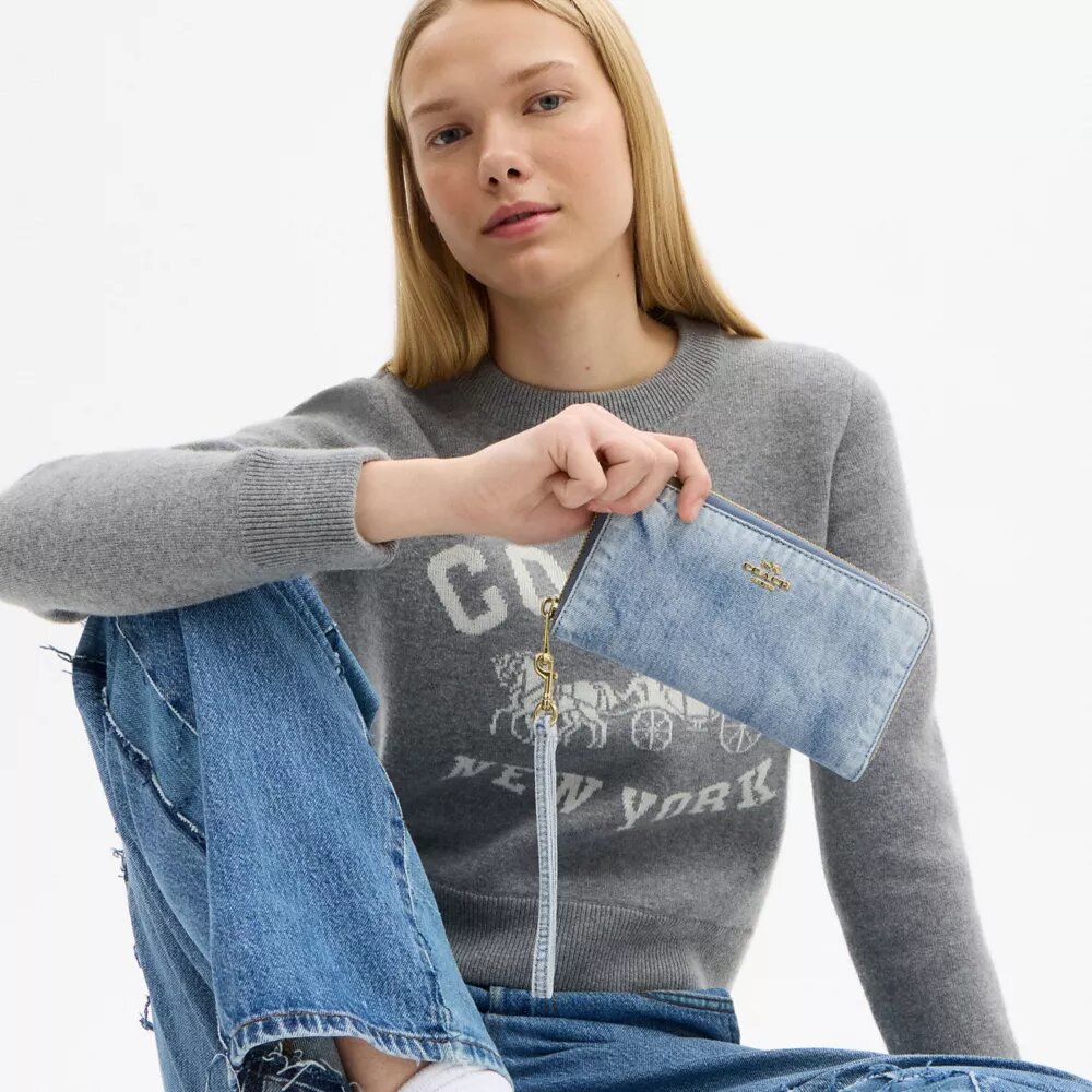 Lange portemonnee met rits rondom in ‘Loved’ denim