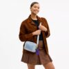 Mini Carey-crossbodytas in ‘Loved Denim’ met bedels
