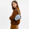 Mini Carey-crossbodytas in ‘Loved Denim’ met bedels
