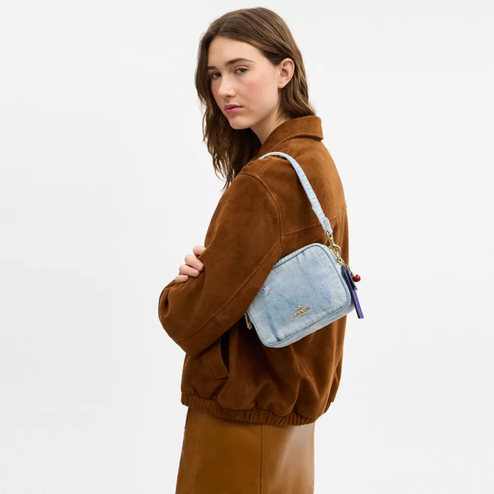 Mini Carey-crossbodytas in ‘Loved Denim’ met bedels