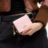 Mini-portemonnee aan een ketting van Signature Canvas met bedels
