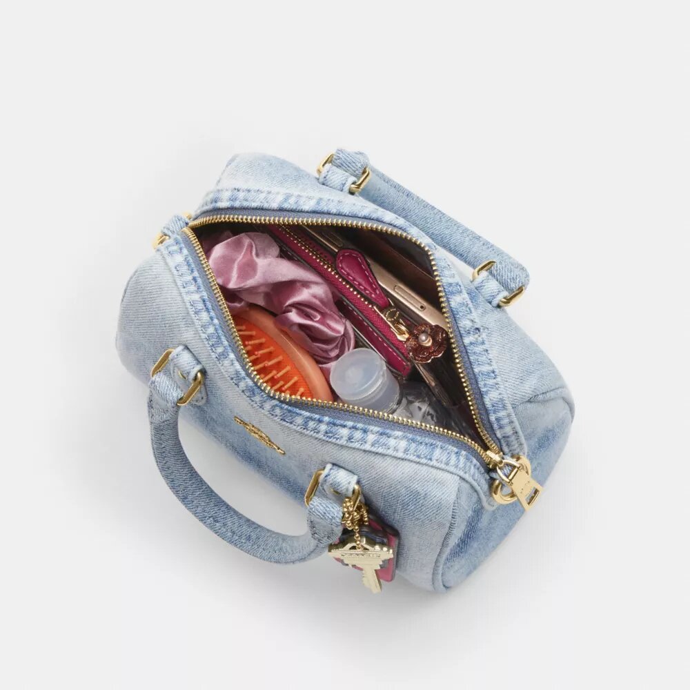 Mini Rowan-crossbodytas in ‘Loved Denim’ met bedels