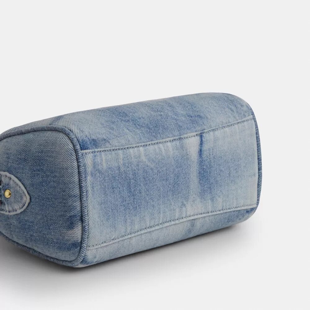 Mini Rowan-crossbodytas in ‘Loved Denim’ met bedels