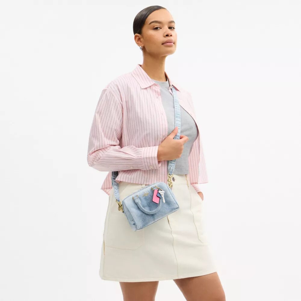 Mini Rowan-crossbodytas in ‘Loved Denim’ met bedels