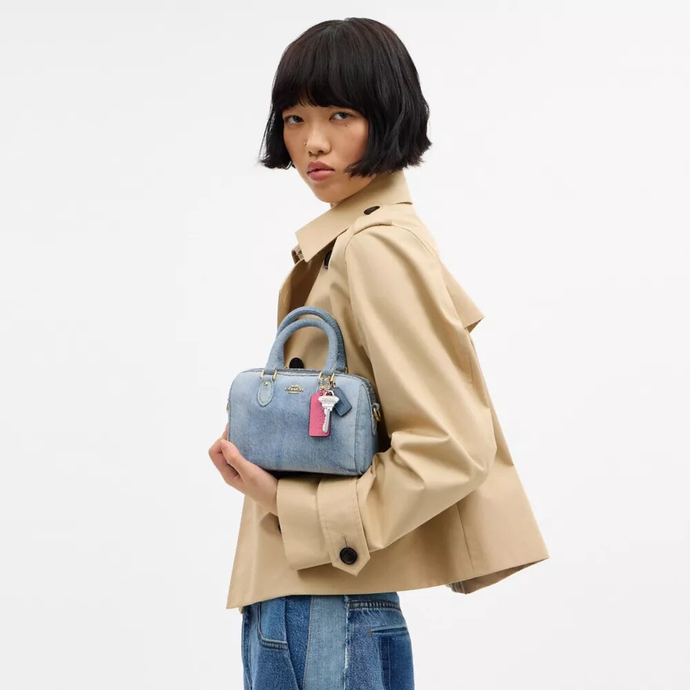 Mini Rowan-crossbodytas in ‘Loved Denim’ met bedels