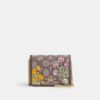 Miniportemonnee aan een ketting van kenmerkend jacquard met bloemenborduursel