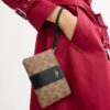 Polsbandtasje met rits in de hoek van Signature Canvas met streep