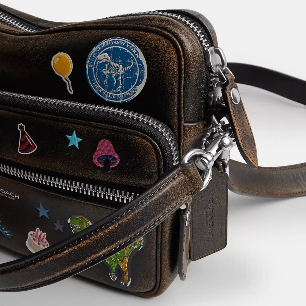 Rexy 10e verjaardag Dakota-crossbodytas van ‘Loved Leather’ met stickerprint