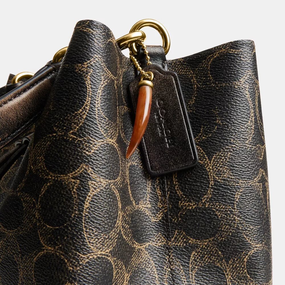 Rowan-bucketbag van Loved Signature Canvas met bedels