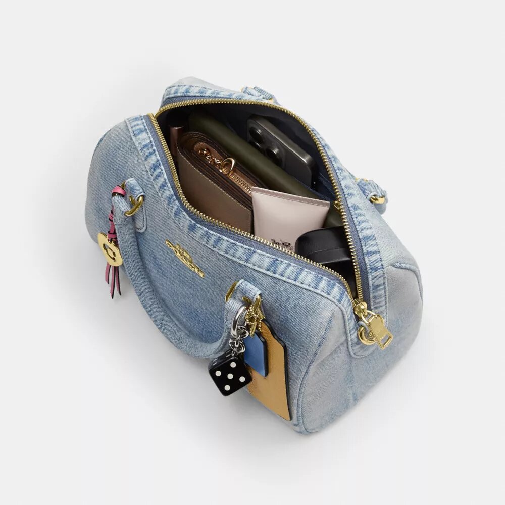 Rowan-satcheltas in 'Loved Denim' met bedels