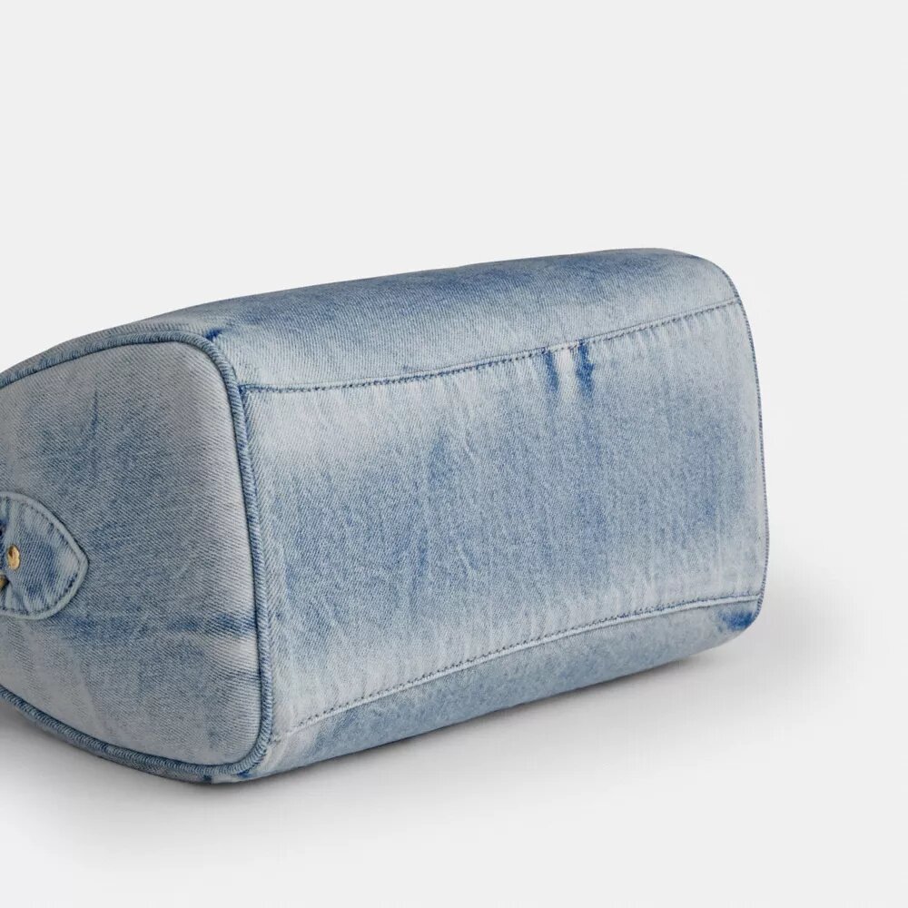 Rowan-satcheltas in 'Loved Denim' met bedels
