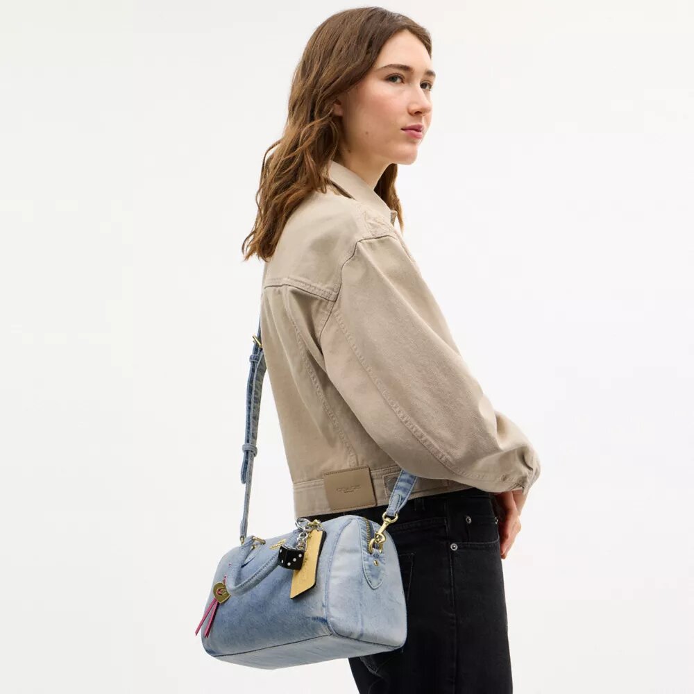 Rowan-satcheltas in 'Loved Denim' met bedels