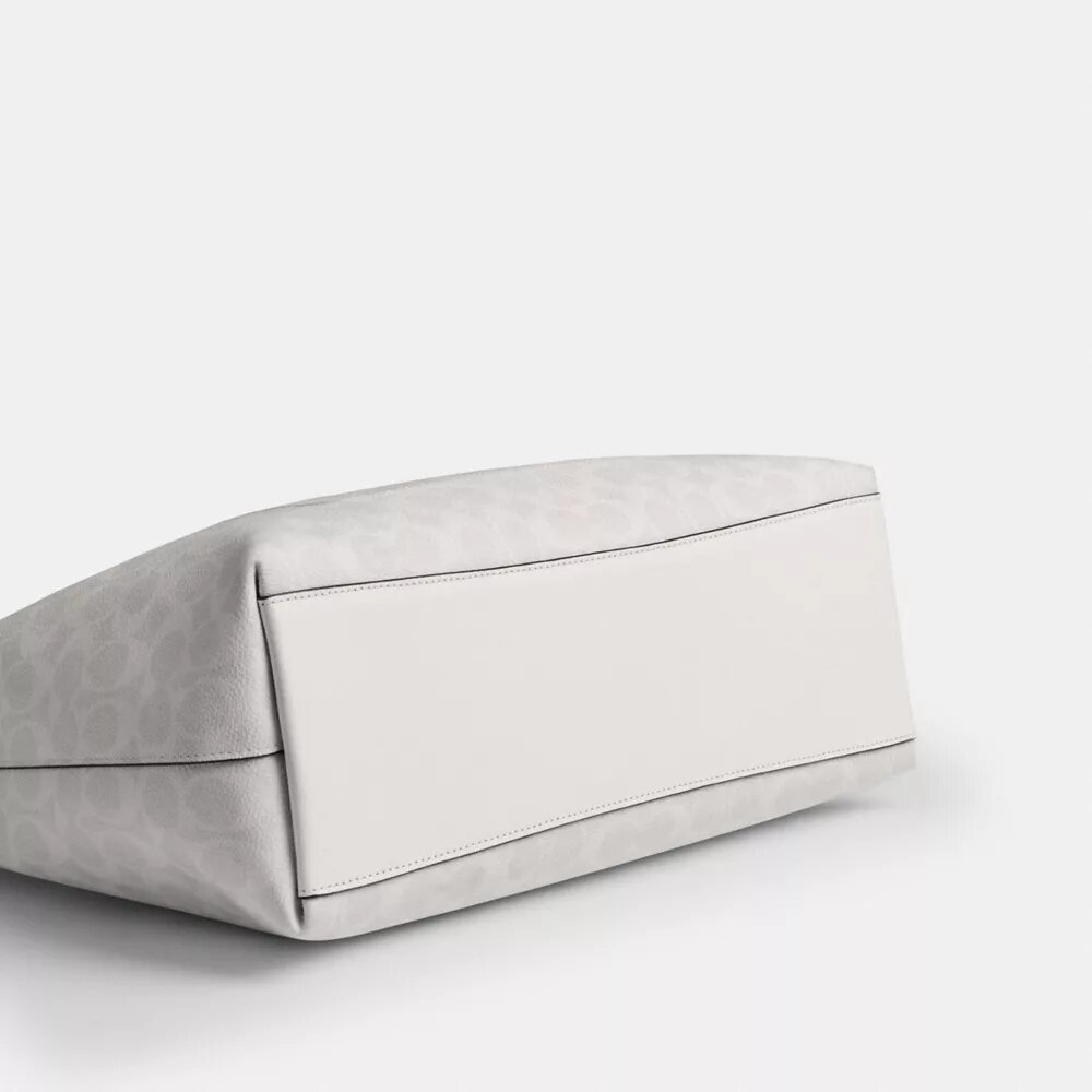 Station Tote Bag van Signature Canvas