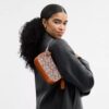 Swinger-tassen 20 met ketting in Crystal Signature-jacquard