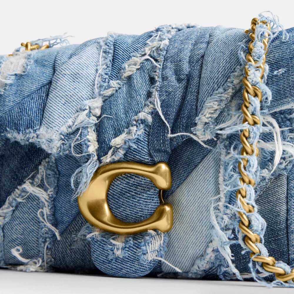 Tabby-schoudertas 26 met patchwork-quiltpatroon van hergebruikt denim