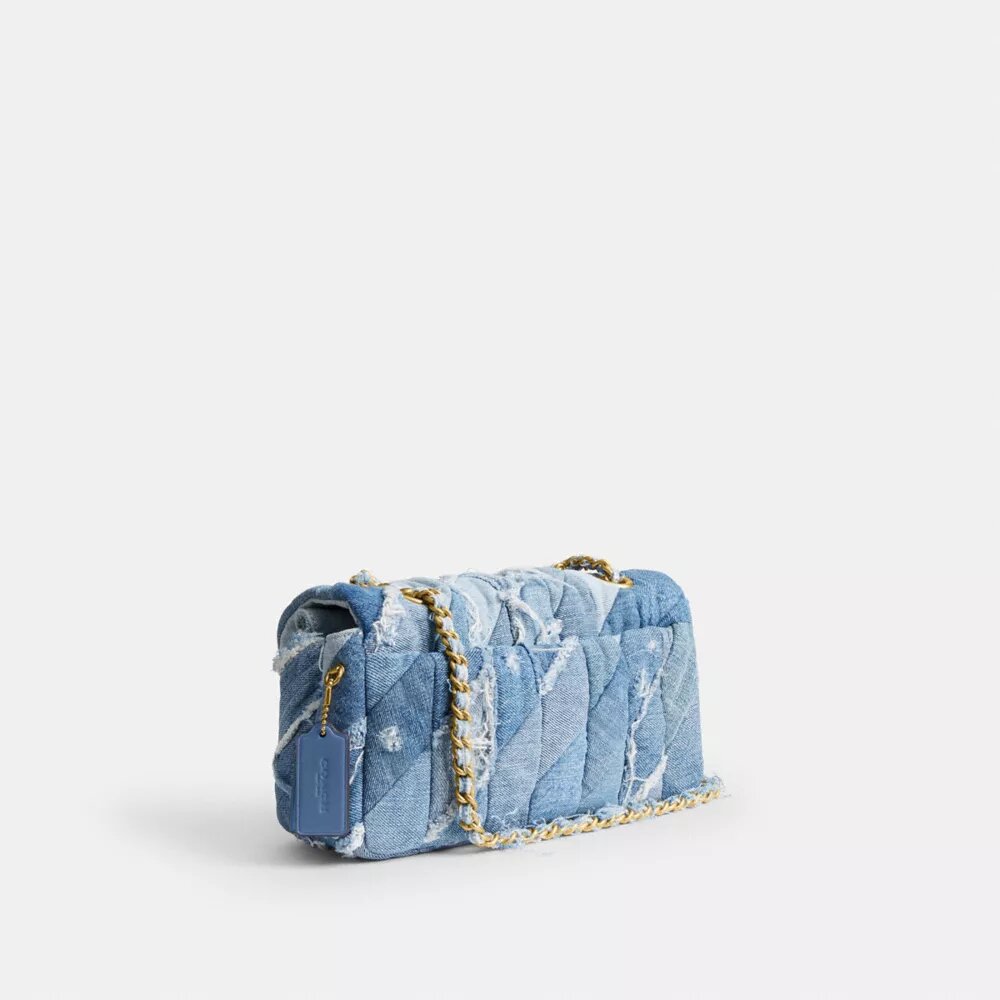 Tabby-schoudertas 26 met patchwork-quiltpatroon van hergebruikt denim
