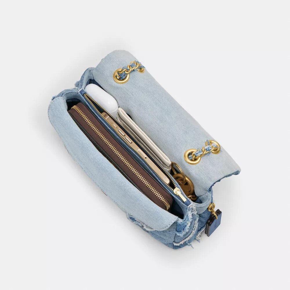 Tabby-schoudertas 26 met patchwork-quiltpatroon van hergebruikt denim
