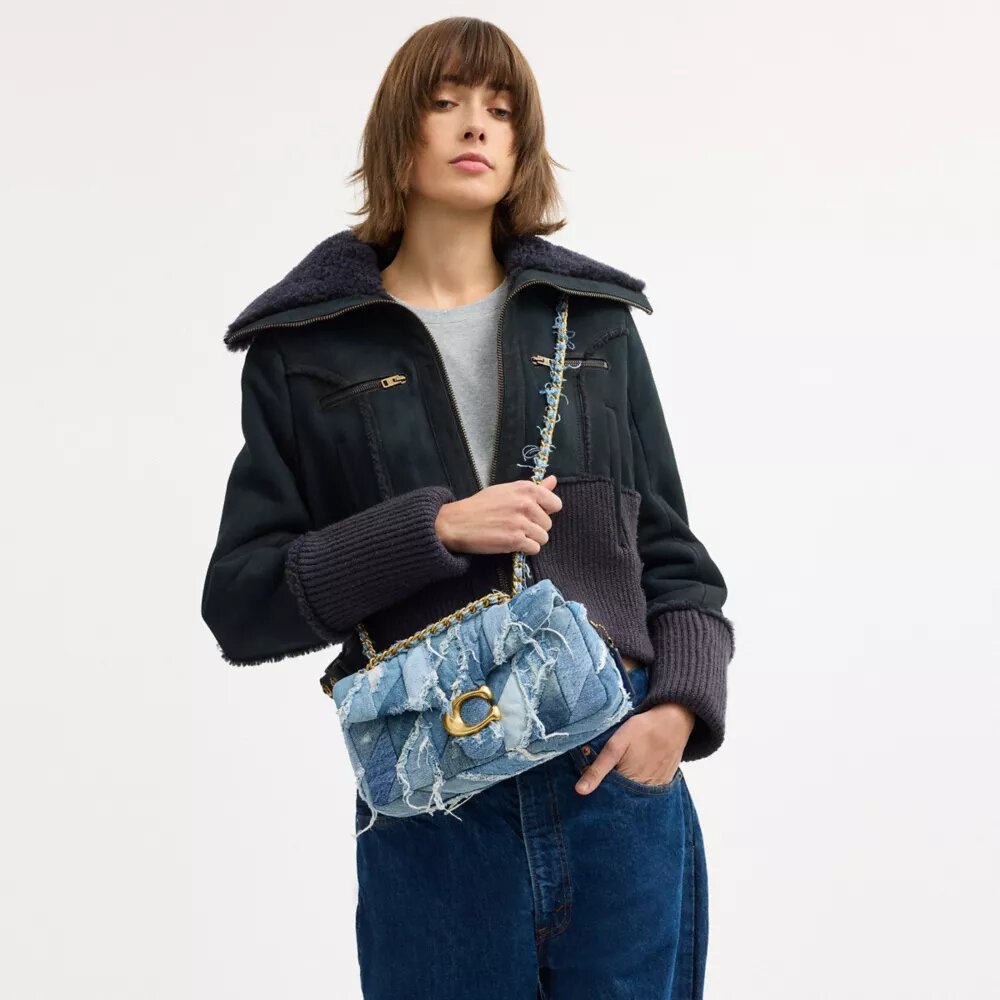 Tabby-schoudertas 26 met patchwork-quiltpatroon van hergebruikt denim