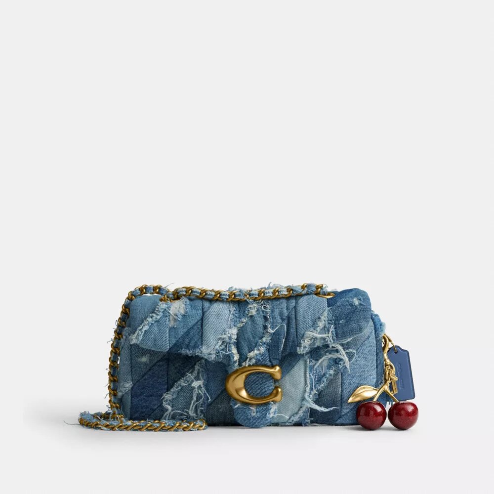Tabby-schoudertas 26 met patchwork-quiltpatroon van hergebruikt denim