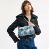 Tabby-schoudertas 26 met patchwork-quiltpatroon van hergebruikt denim