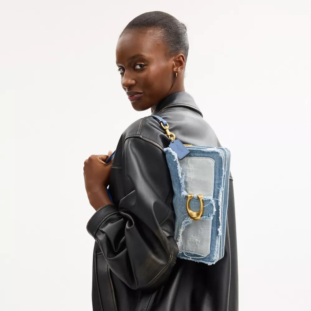 Tabby-schoudertas 26 met patchwork van hergebruikt denim