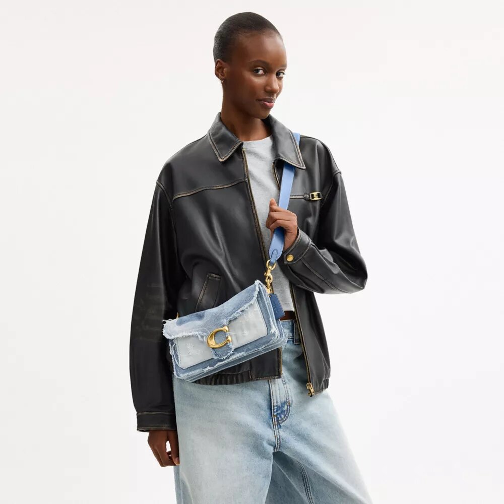 Tabby-schoudertas 26 met patchwork van hergebruikt denim