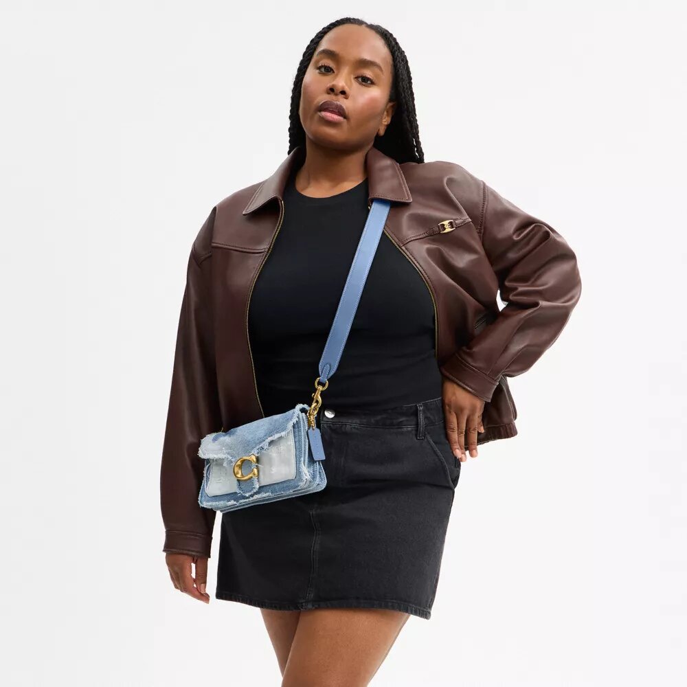 Tabby-schoudertas 26 met patchwork van hergebruikt denim