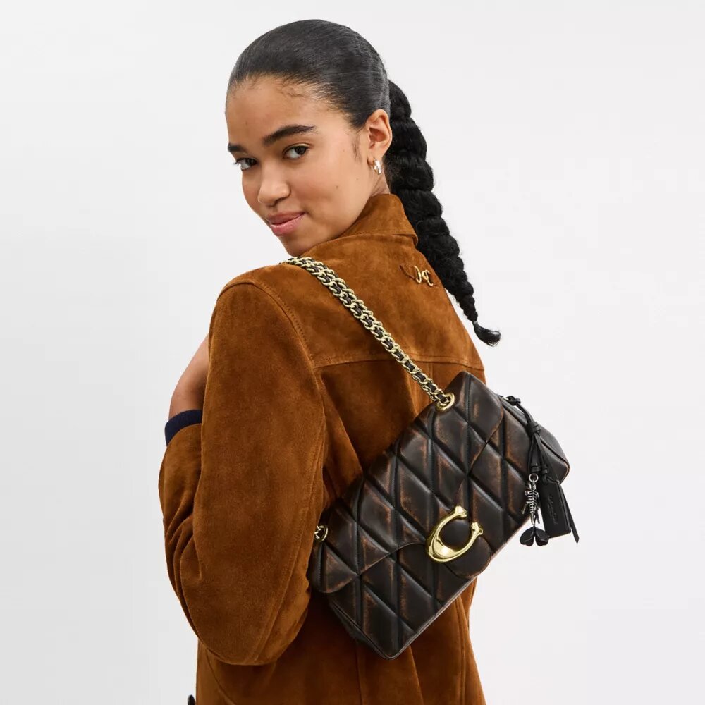 Tabby-schoudertas van 26 in ‘Loved Leather’ met doorgestikt patroon