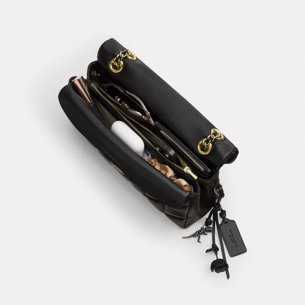 Tabby-schoudertas van 26 in ‘Loved Leather’ met doorgestikt patroon